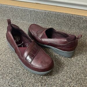 Easy Street SoLite Burgundy Faux Leather Shoe Womens 11 M Comfort Casual Slip On